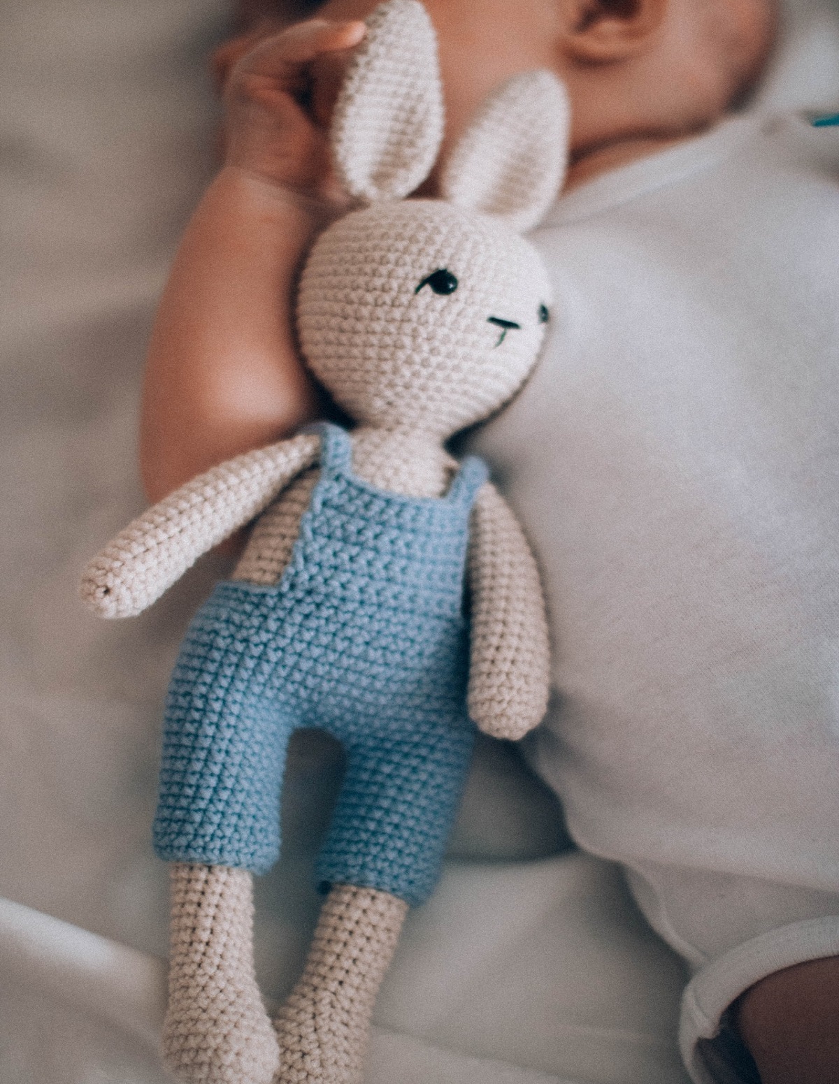 muñeco tejido al crochet con técnica amigurumi