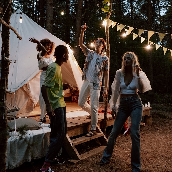 gente reunida afuera de una cabaña