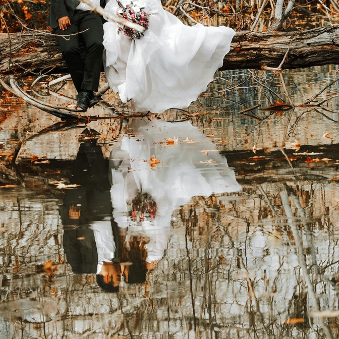 reflejo en agua de una pareja recién casada